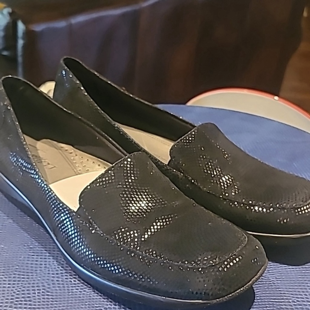 Trotters "Deanna" slip on shoes Sz. 9.5.Black Mini Dot Leather Uppers. (#1381)